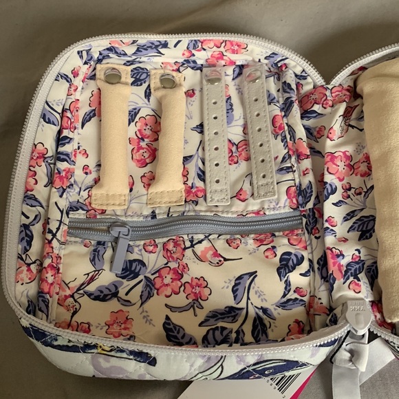 Vera Bradley jewelry folio. Brand new paid $55, tag still on the bag. - Picture 3 of 6